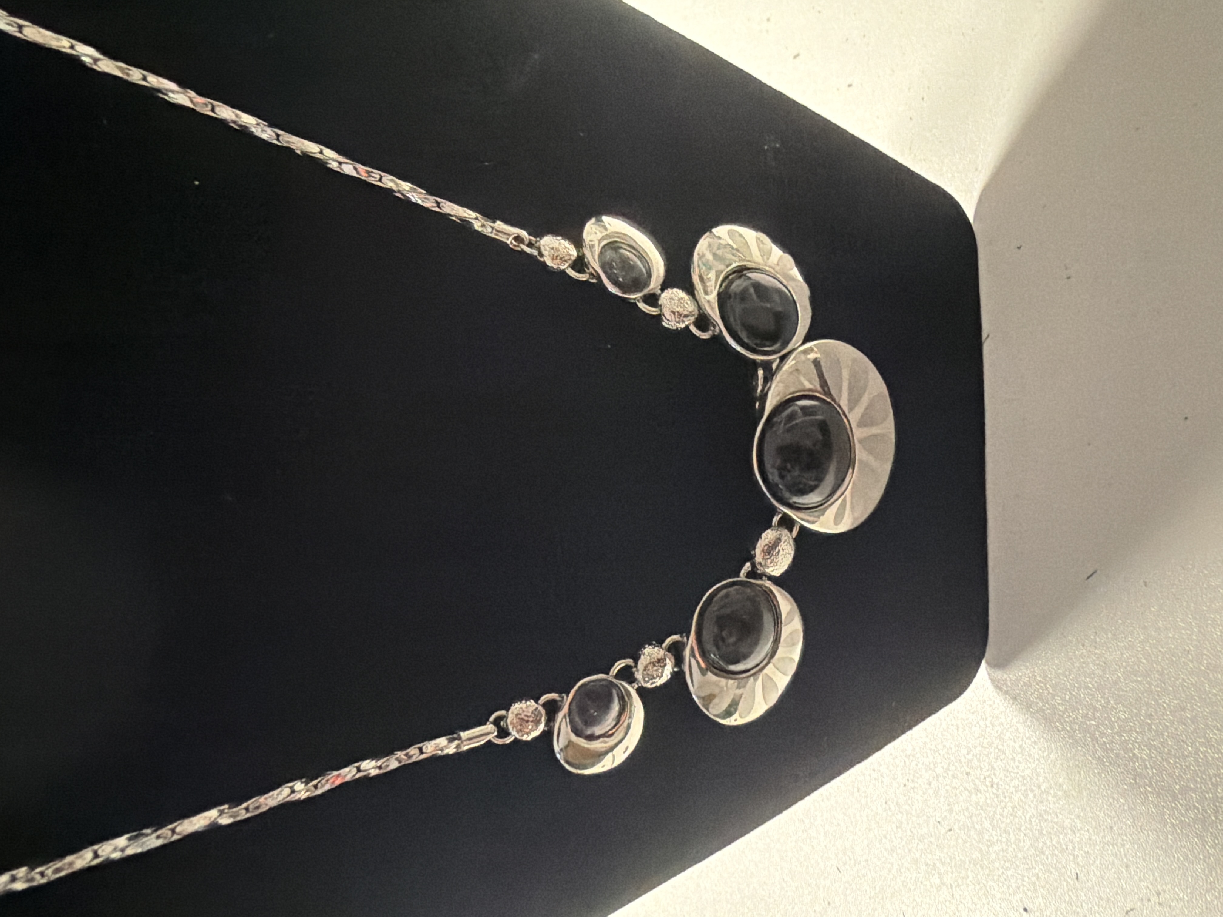 Collier fantaisie neuf avec étiquette